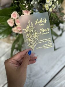 zlaté svatební oznámení kvetiny