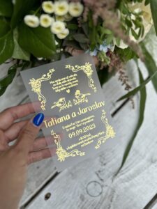 zlate svatebni oznameni holubci