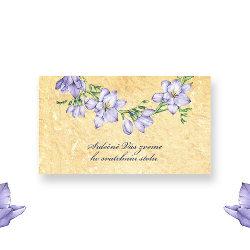 pozvánka ke svatebnímu stolu na recyklovaném pozadí s fialovými kvítky