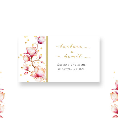 bílá pozvánka ke svatebnímu stolu s pivoňky