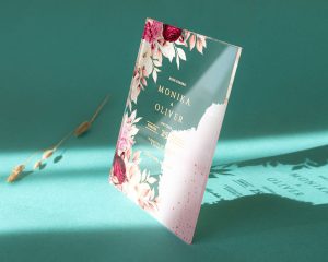 svatební oznámení na akrylu s růžemi