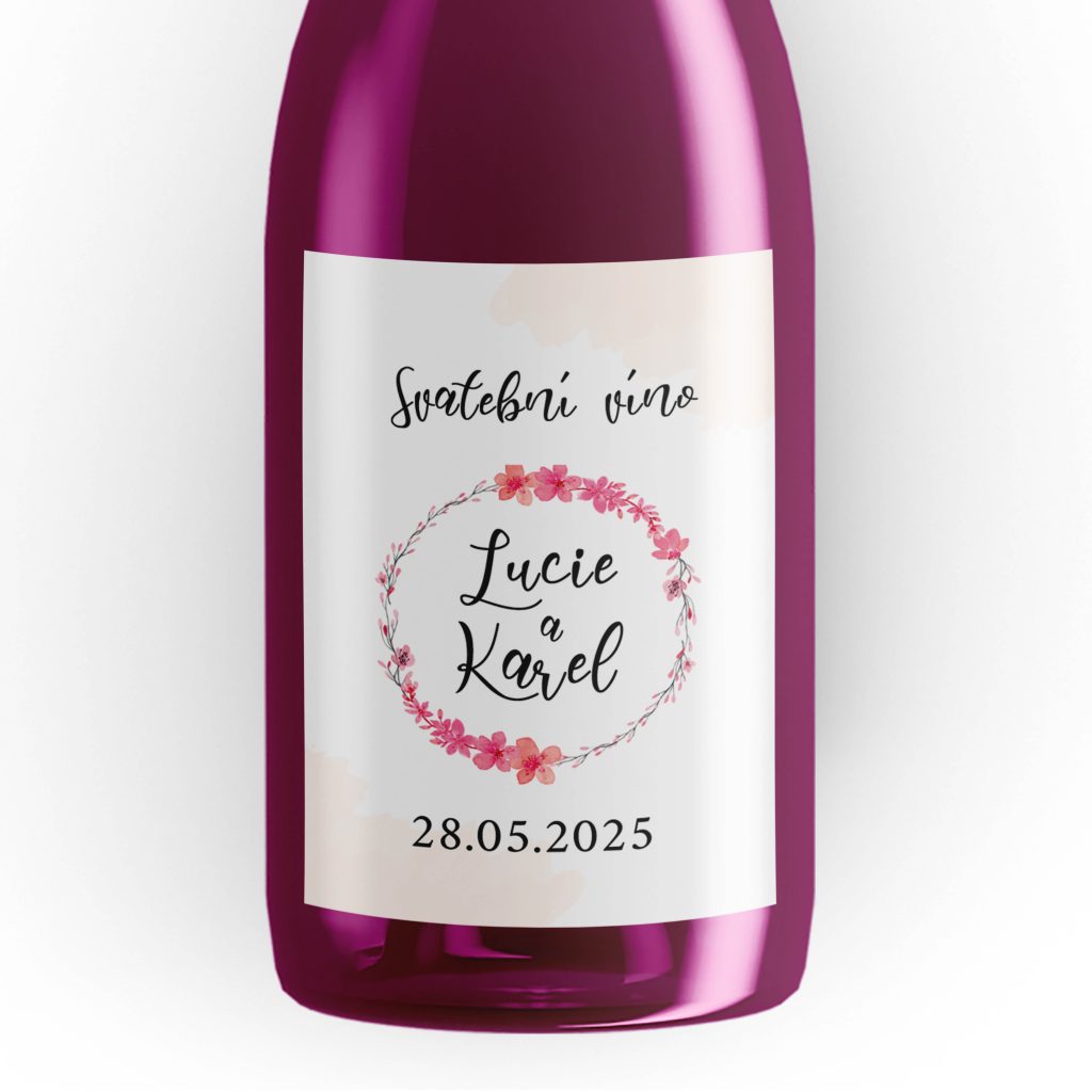 Svatební etiketa na víno s růžovými kvítky