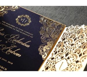 královsky modré luxusní svatební oznámení ve zlaté obálce