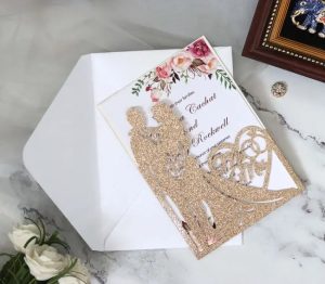 luxusní svatební oznámení s párem laser cut