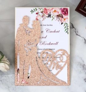 luxusní svatební oznámení s párem laser cut