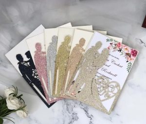 luxusní svatební oznámení s párem laser cut