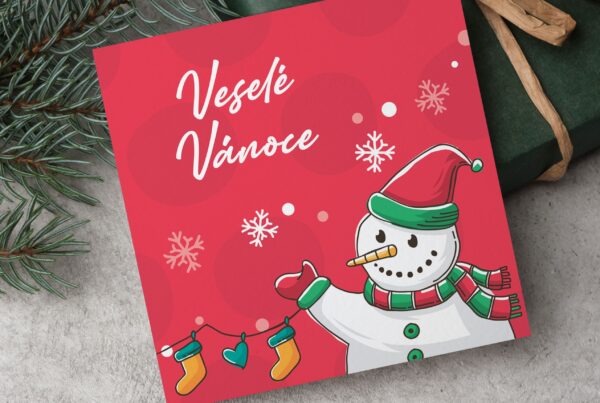 rudé vánoční přání s veselým sněhulákem
