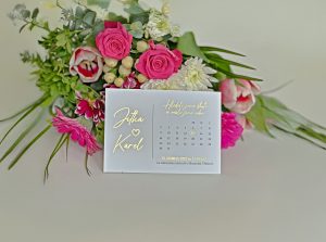 svatební oznámení s metalickým potiskem a kalendářem