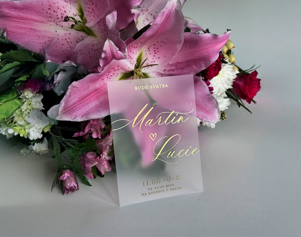 Luxusní transparentní svatební oznámení s metalickým potiskem Cute Couple