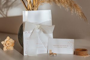 svatební oznámení s mašlí