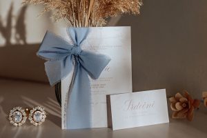 svatební oznámení s mašlí