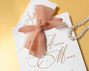 svatební oznámení s mašlí