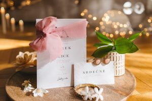 svatební oznámení s mašlí