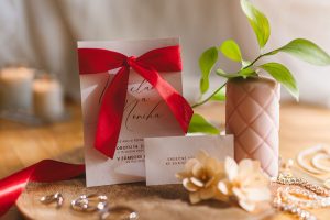 svatební oznámení s mašlí